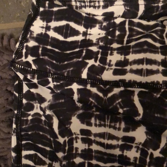 Printed Athletic Leggings - Picture 3 of 3